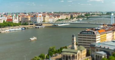 Budapeşte, Macaristan - 01 Mayıs 2024: Elizabeth köprüsü yakınlarında panoramik manzara. Hızlandırılmış, yakınlaştırılmış geçiş, Jane Haining caddesine odaklanmış.