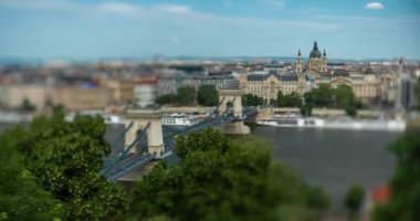 Budapeşte, Macaristan - 01 Mayıs 2024: Zincir köprüsünde panoramik manzara. Zaman aşımı, köprü ve bazilikaya odaklan.