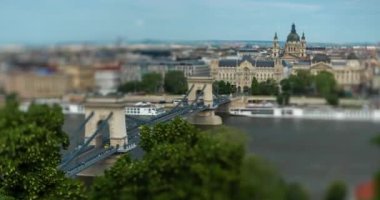 Budapeşte, Macaristan - 01 Mayıs 2024: Zincir köprüsünde panoramik manzara. Zaman atlaması, yakınlaştırma geçişi, köprü ve bazilikaya odaklanma.