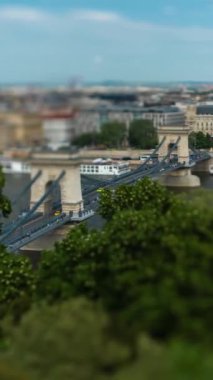 Budapeşte, Macaristan - 01 Mayıs 2024: Zincir köprüsünde panoramik manzara. Zaman atlaması, kayma geçiş, köprü ve bazilikaya odaklanma. Dikey yönelim.