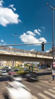 Budapeşte, Macaristan - 05 Mayıs 2024: Kentsel manzaralı Macar şehir manzarası. Rakoczi Caddesi. Zaman aşımı, kayma geçiş. Dikey yönelim.