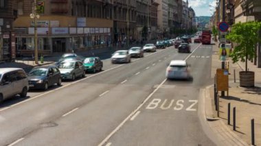 Budapeşte, Macaristan - 05 Mayıs 2024: Kentsel manzaralı Macar şehir manzarası. Rakoczi Caddesi. Zaman aşımı, kaydırma geçişi.