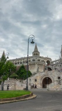 Budapeşte, Macaristan - 10 Mayıs 2024: Aşağıdan Budapeşte kalesine şehir manzarası. Zaman aşımı, kayma geçiş. Dikey yönelim.