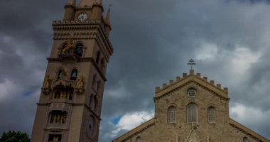 Messina, İtalya - 21 Mayıs 2024: Basilica Cattedrale di Santa Maria Assunta. Arka planda hızlı hareket eden bulutlar. Zaman aşımı, yakınlaştırma geçişi.