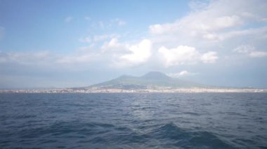 Vezüv yanardağının deniz manzarası. Yavaş çekim.