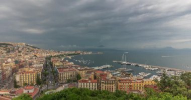 Napoli, İtalya - 27 Mayıs 2024: Vezüv Dağı ile Posillipo tepesinden şehre şehir manzarası. Zaman atlaması. Yüksek sesli gökyüzü. Geniş açı.