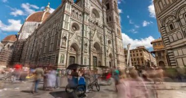 Floransa, İtalya - 31 Mayıs 2024: Santa Maria del Fiore Katedrali. Zaman aşımı, kayma geçiş. Arka planda dinleme cihazı var. Orta bulutlu gökyüzü.