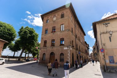 Siena, İtalya - 01 Haziran 2024: Siena 'nın güzel caddesi.