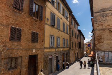 Siena, İtalya - 01 Haziran 2024: Siena 'nın güzel caddesi. Aşağıdan yukarıya görünüm.