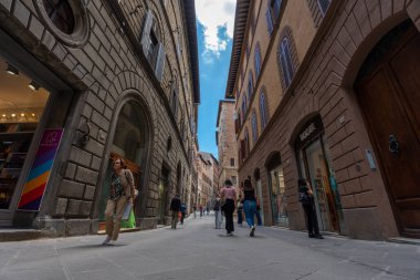 Siena, İtalya - 01 Haziran 2024: Siena 'nın güzel caddesi. Aşağıdan yukarıya görünüm.
