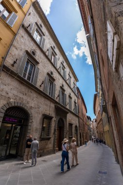 Siena, İtalya - 01 Haziran 2024: Siena 'nın güzel caddesi. Aşağıdan yukarıya görünüm.