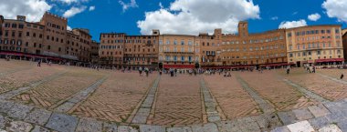 Siena, İtalya - 01 Haziran 2024: Siena 'nın Bustling Piazza, panoramik manzara.