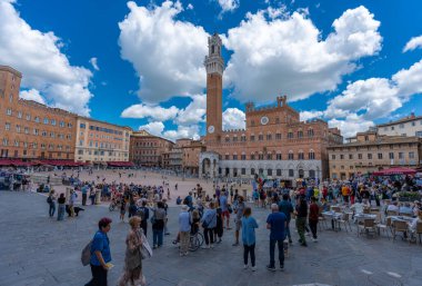 Siena, İtalya - 01 Haziran 2024: Piazza del Campo Meydanı.