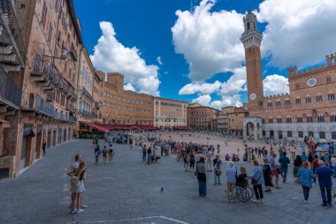 Siena, İtalya - 01 Haziran 2024: Piazza del Campo Meydanı.