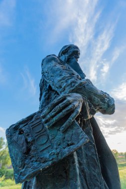 Floransa, İtalya - 01 Haziran 2024: Rus büyük yazar Fyodor Dostoyevski 'nin Floransa' daki anıtı.