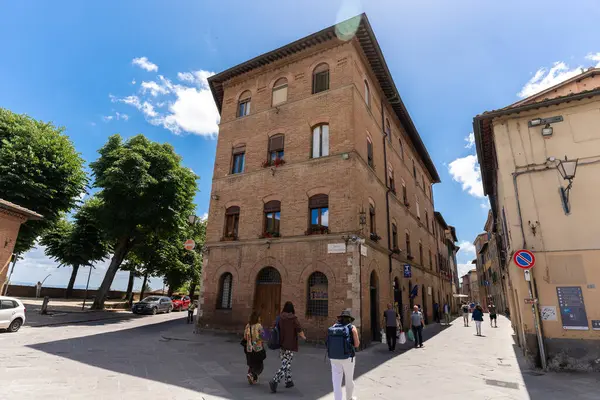 Siena, İtalya - 01 Haziran 2024: Siena 'nın güzel caddesi.