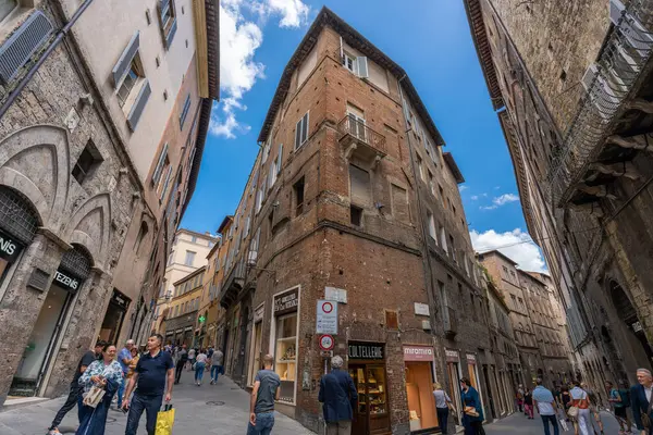 Siena, İtalya - 01 Haziran 2024: Siena 'nın güzel caddesi. Aşağıdan yukarıya görünüm.