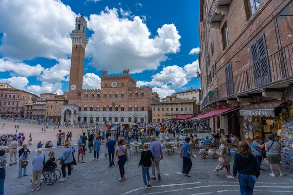 Siena, İtalya - 01 Haziran 2024: Piazza del Campo Meydanı.