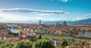 Floransa, İtalya - 31 Mayıs 2024: Tepeden gökyüzü manzarası. Hızlandırılmış, yakınlaştırılmış geçiş. Arka planda dinleme cihazı var. Orta bulutlu gökyüzü.