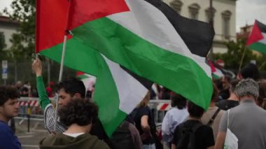 Floransa, İtalya - 01 Haziran 2024: Filistin yanlısı miting şehir merkezinde. Özgün ses.