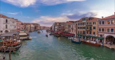 Venedik, İtalya - 3 Haziran 2024: Ponte di Rialto köprüsünden kanal manzarası. Tekne trafiği. Zaman atlaması. Orta bulutlu gökyüzü.
