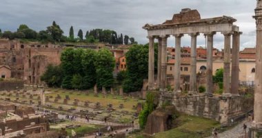 Roma, İtalya - 30 Mayıs 2024: Roma Forumu. Hızlandırılmış, yakınlaştırılmış geçiş. Bulutlu gökyüzü.