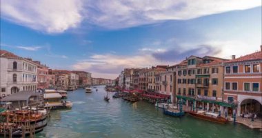 Venedik, İtalya - 3 Haziran 2024: Ponte di Rialto köprüsünden kanal manzarası. Tekne trafiği. Zaman aşımı, kayma geçiş. Orta bulutlu gökyüzü.