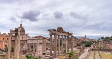 Roma, İtalya - 30 Mayıs 2024: Roma Forumu. Arka planda kolezyum var. Zaman aşımı, kayma geçiş. Bulutlu gökyüzü.
