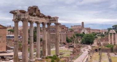 Roma, İtalya - 30 Mayıs 2024: Roma Forumu. Arka planda kolezyum var. Hızlandırılmış, yakınlaştırılmış geçiş. Bulutlu gökyüzü.