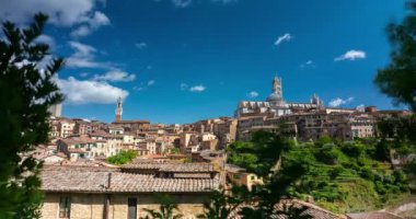 Siena, İtalya - 01 Haziran 2024: Şehir manzarası. Arka planda Siena Katedrali ve Piazza del Campo. Zaman atlaması. Orta bulutlu gökyüzü.
