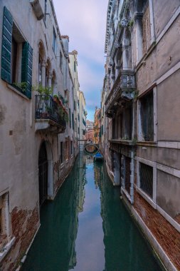 Venedik, İtalya - 3 Haziran 2024: Renkli Binalar Tarafından Çerçevelenen Huzurlu Venedik Kanalı.