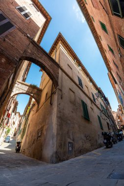 Siena, İtalya - 01 Haziran 2024: Siena 'nın güzel caddesi. Aşağıdan yukarıya görünüm.