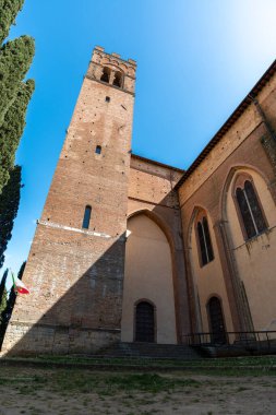Siena, İtalya - 01 Haziran 2024: Basilica Cateriniana San Domenico. Aşağıdan yukarıya görünüm.