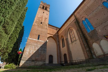 Siena, İtalya - 01 Haziran 2024: Basilica Cateriniana San Domenico. Aşağıdan yukarıya görünüm.
