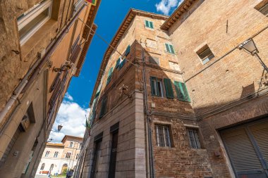 Siena, İtalya - 01 Haziran 2024: Siena 'nın güzel caddesi. Aşağıdan yukarıya görünüm.