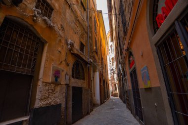 Pisa, İtalya - 02 Haziran 2024: Dar, boş cadde.