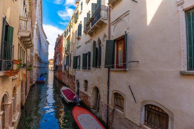 Venedik, İtalya - 3 Haziran 2024: Rıhtımlı Tekneli Huzurlu Venedik Kanalı.