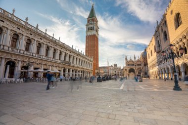 Venedik, İtalya - 3 Haziran 2024: Piazza San Marco şehir manzarası. Orta bulutlu gökyüzü. Uzun pozlu çekim.