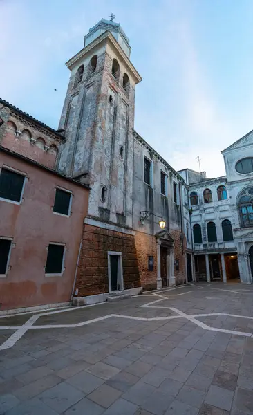 Venedik, İtalya - 3 Haziran 2024: akşam Campiello San Giovanni. Aşağıdan yukarıya görünüm.