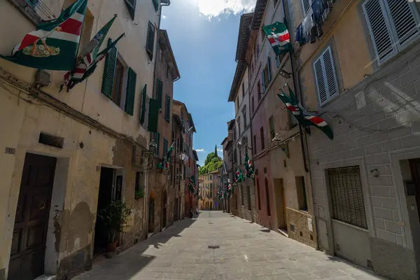 Siena, İtalya - 01 Haziran 2024: Siena 'nın boş güzel caddesi.