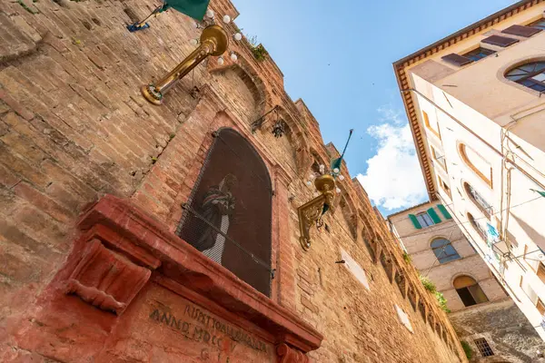 Siena, İtalya - 01 Haziran 2024: Siena 'nın güzel caddesi, Vicolo del Tiratoio. Aşağıdan yukarıya görünüm.