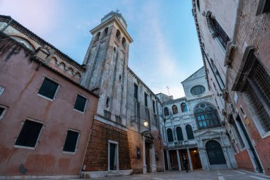 Venedik, İtalya - 3 Haziran 2024: akşam Campiello San Giovanni. Aşağıdan yukarıya görünüm.