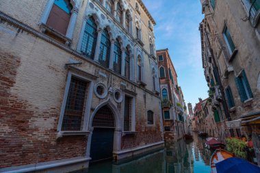 Venedik, İtalya - 3 Haziran 2024: Ponte Bernardo 'dan Peaceful Venice Kanalı manzarası. Osteria Da Fiore restoranı sağda..