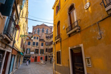 Venedik, İtalya - 4 Haziran 2024: Venedik yaya sokağı. Arka planda Santa Maria Gloriosa dei frari binası.