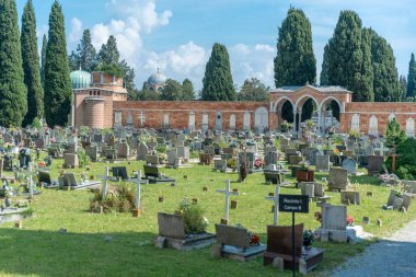 Venedik, İtalya - 4 Haziran 2024 San Michele mezarlığındaki mezar taşları. San Michele Adası.