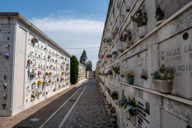 Venedik, İtalya - Haziran 04, 2024: Cimitero di San Michele - San Michele Mezarlığı.