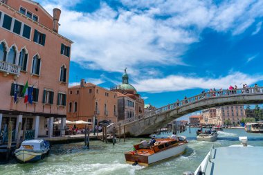 Venedik, İtalya - 4 Haziran 2024: Vaporetto 'dan şehre bakın.