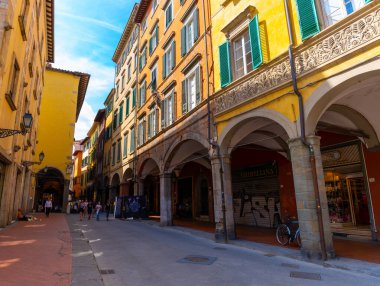 Pisa, İtalya - 02 Haziran 2024: Renkli Pisa Caddesi.
