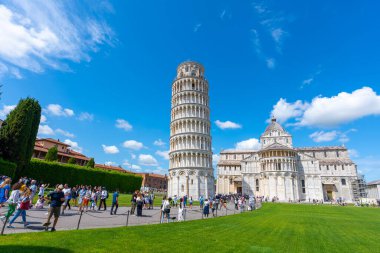 Pisa, İtalya - 02 Haziran 2024: Eğik Pisa Kulesi. Güneşli bir gün, açık bir gökyüzü.