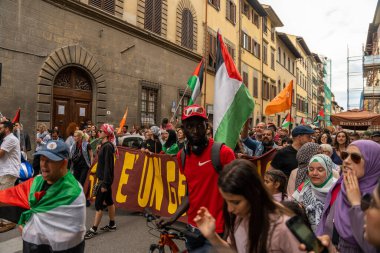 Floransa, İtalya - 2 Haziran 2024: Filistin yanlısı miting şehir merkezinde.